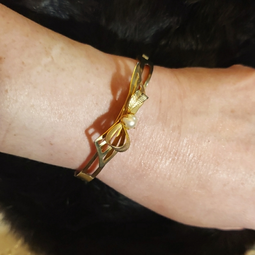 Victorian Revival Gold Plated Hinged Bracelet with Bow and Cultured Pearl - Picture 6 of 7